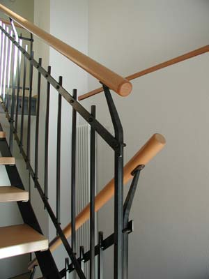 treppe mit geländer und handlauf