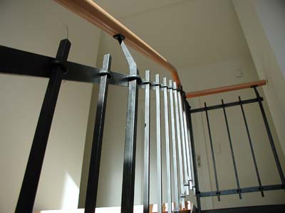 treppe mit geländer und handlauf